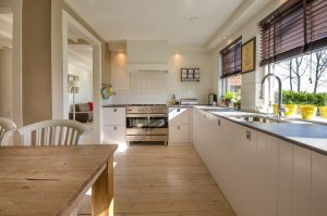 Read more about the article <strong>5 Tips To Declutter Your Kitchen Space Effectively</strong>